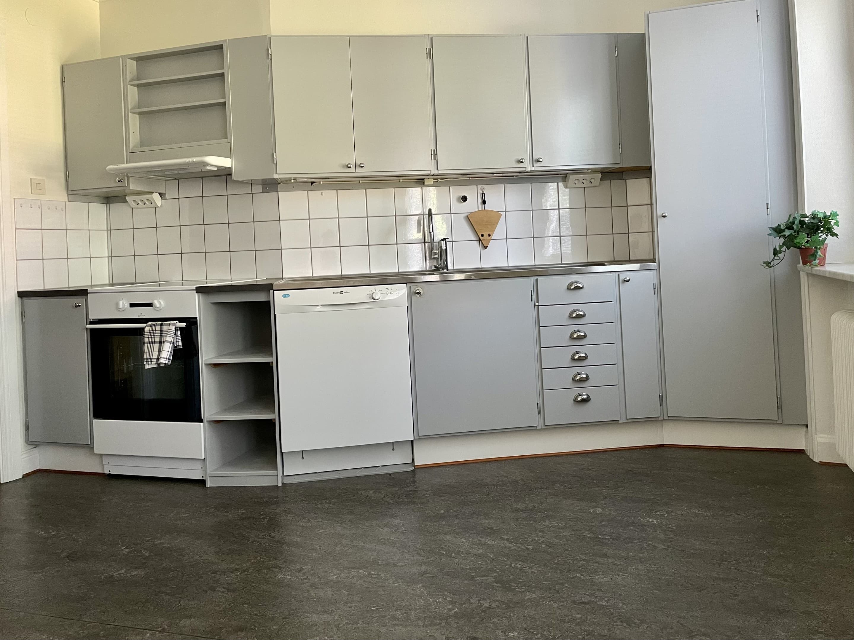 Kök med diskmaskin och micro